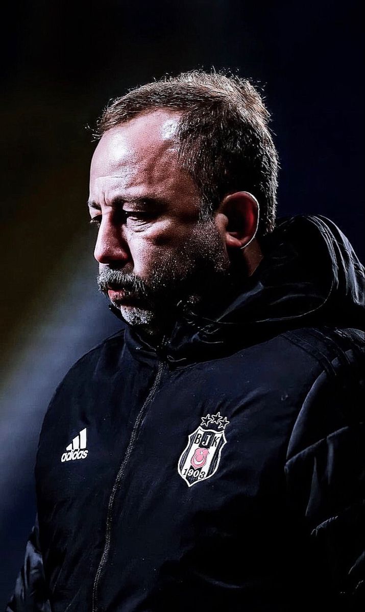 Emreninyeri1903's tweet photo. Rafa olayı oldu arkasinda durulmadi. Muçi gol atti diye yemediği küfür kalmadı. Rahmetli kardeşi üzerinden alçakca saldırıya uğradı. Tazminat kovaliyo dendi ve en sonunda kafasına şişe yiyerek gitti. İyi bile dayandı. Üzülme hocam kendini kurtardın. Bize müstahak.. https://t.co/bFpI1zWPOs