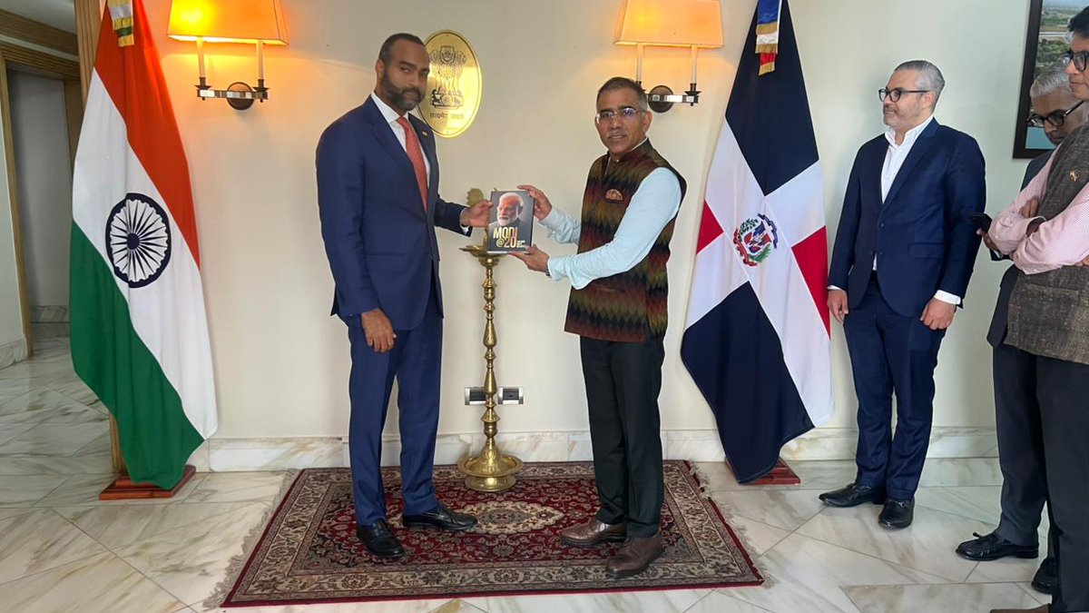 IndiainDR's tweet photo. El embajador KD Dewal recibió al Sr. Samuel Sena, presidente del Centro para el Desarrollo Económico y Social de Santo Domingo (CODESSD), junto con otros miembros destacados de la dirección de la organización.

Ambas partes debatieron sobre una posible colaboración entre la Embajada y el CODESSD para organizar eventos y estudiar proyectos conjuntos con la India.
____________________________________________________

Ambassador KD Dewal received Mr Samuel Sena, President of the Centre for Economic and Social Development of Santo Domingo (CODESSD), along with other key members of the organisation’s leadership.

Both sides discussed possible collaboration with Embassy and CODESSD in organizing events and exploring joint projects with India.
@MEAIndia @PIB_India @mygovindia @DDNewslive 
@codessd #socialdevelopment