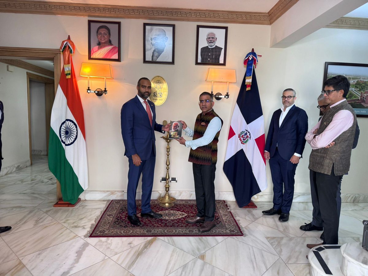 IndiainDR's tweet photo. El embajador KD Dewal recibió al Sr. Samuel Sena, presidente del Centro para el Desarrollo Económico y Social de Santo Domingo (CODESSD), junto con otros miembros destacados de la dirección de la organización.

Ambas partes debatieron sobre una posible colaboración entre la Embajada y el CODESSD para organizar eventos y estudiar proyectos conjuntos con la India.
____________________________________________________

Ambassador KD Dewal received Mr Samuel Sena, President of the Centre for Economic and Social Development of Santo Domingo (CODESSD), along with other key members of the organisation’s leadership.

Both sides discussed possible collaboration with Embassy and CODESSD in organizing events and exploring joint projects with India.
@MEAIndia @PIB_India @mygovindia @DDNewslive 
@codessd #socialdevelopment
