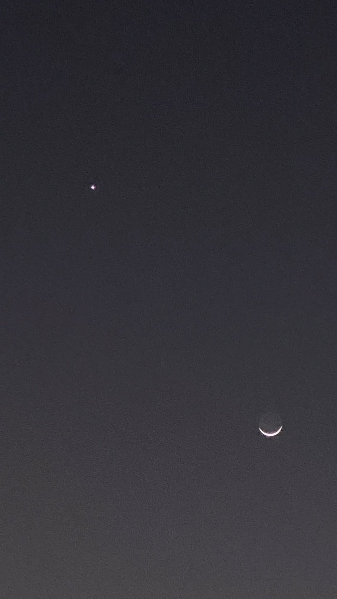 3wadshsh's tweet photo. اللهم #أهله علينا بالأمنِ والإيمان #والسَّلامةِ
#والإسلام ربِي وربُك اللَّه #هلال رُشدٍ وخير
 ( #هلال شهرذو #الحجة من سماء #العاصمة  الرياض اليوم الإثنين  ١٤٤٧/١٢/١ هـ 18 مايو 2026 م ) ويظهر مع الهلال كوكب #الزهرة وكوكب #المشتري في منطر رهيب ( من الأفق #الغربي من #السما ء) https://t.co/DR0vsk5jsH