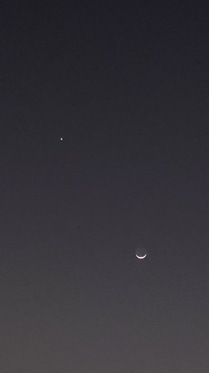 3wadshsh's tweet photo. اللهم #أهله علينا بالأمنِ والإيمان #والسَّلامةِ
#والإسلام ربِي وربُك اللَّه #هلال رُشدٍ وخير
 ( #هلال شهرذو #الحجة من سماء #العاصمة  الرياض اليوم الإثنين  ١٤٤٧/١٢/١ هـ 18 مايو 2026 م ) ويظهر مع الهلال كوكب #الزهرة وكوكب #المشتري في منطر رهيب ( من الأفق #الغربي من #السما ء) https://t.co/DR0vsk5jsH