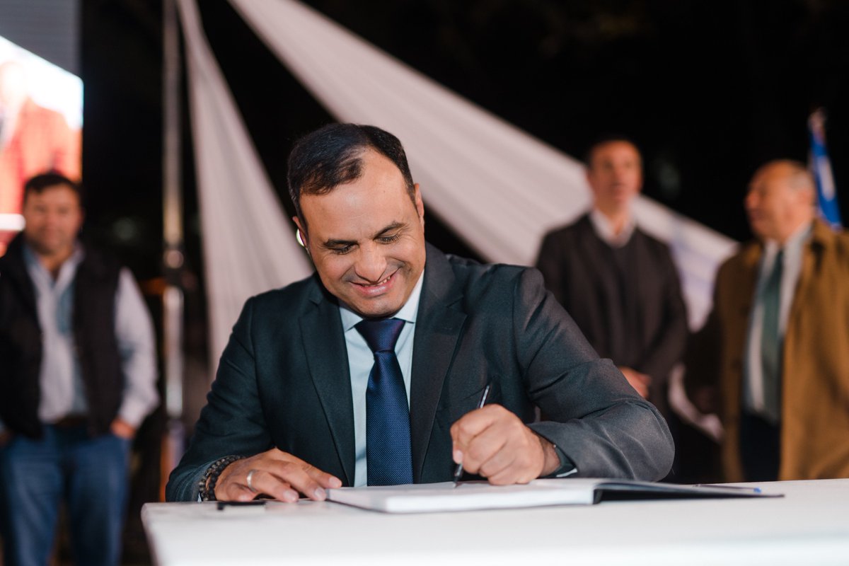 EPreve's tweet photo. 💣 DENUNCIA EN FISCALÍA

✔️El actual intendente de Cerro Largo, Christian Morel (Partido Nacional), decidió presentar denuncia en Fiscalía contra la anterior administración (liderada por José Yurramendi, también del Partido Nacional) por presuntas irregularidades durante la gestión.

✔️ Desde la comuna confirmaron que las irregularidades se detectaron tras auditorías realizadas en diferentes reparticiones de la Intendencia de Cerro Largo.

✔️ El anuncio de la denuncia web Fiscalía se hará hoy a las 19 horas.