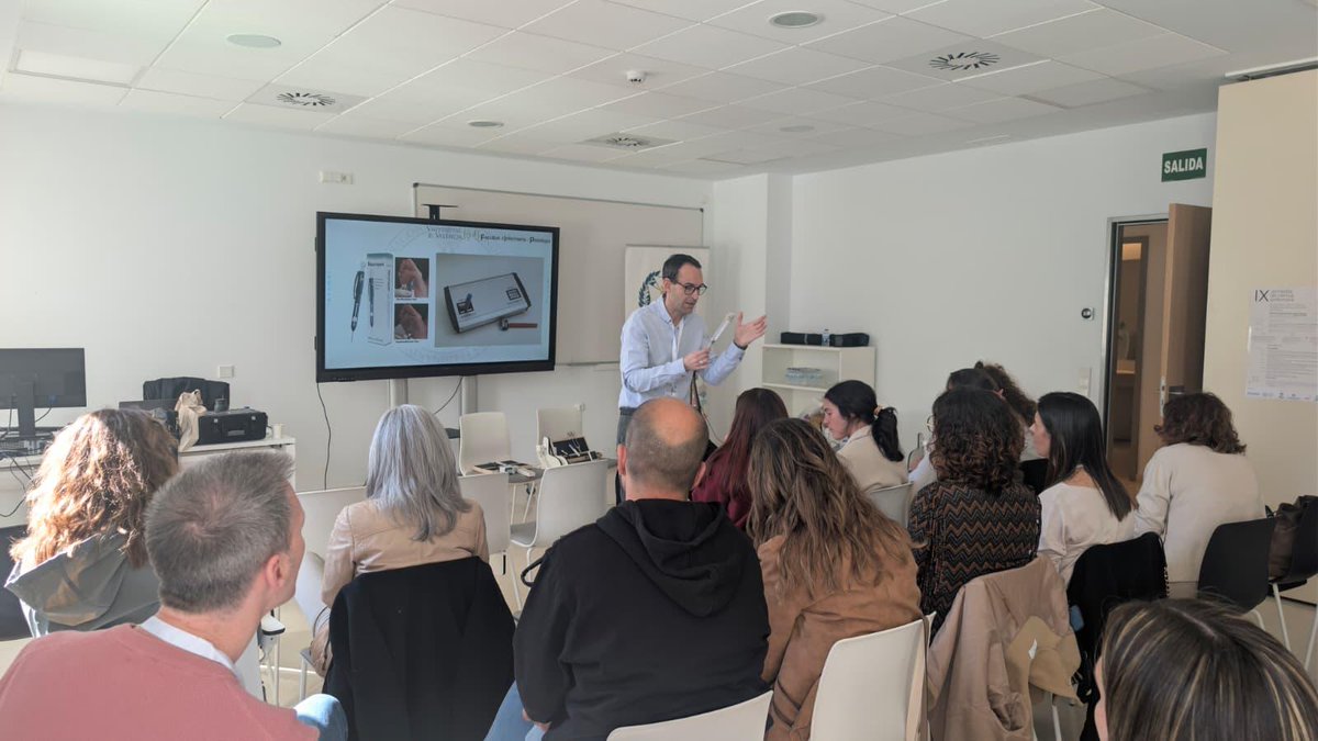 SEHERidas's tweet photo. 📚 Además, Iván Julián Rochina, miembro del Comité Científico de nuestra sociedad, impartió el taller: “Síndrome del pie diabético: cómo usar herramientas de valoración cotidianas y más complejas para la aplicación clínica y la investigación”, que despertó un gran interés entre las personas asistentes.
🎤 La jornada concluyó con su conferencia de clausura “Investigación clínica en enfermería: un camino que inicia a pie de cama”, una ponencia inspiradora y motivadora que nos anima a seguir impulsando la investigación enfermera desde la práctica diaria.