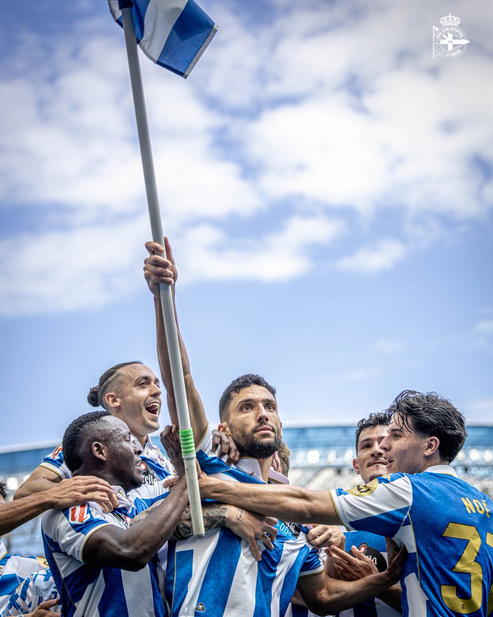 bikertotal's tweet photo. Para mí una de las fotos de la temporada y del posible ascenso a Primera @RCDeportivo  💙🤍💙 https://t.co/fo9hLPdHVk