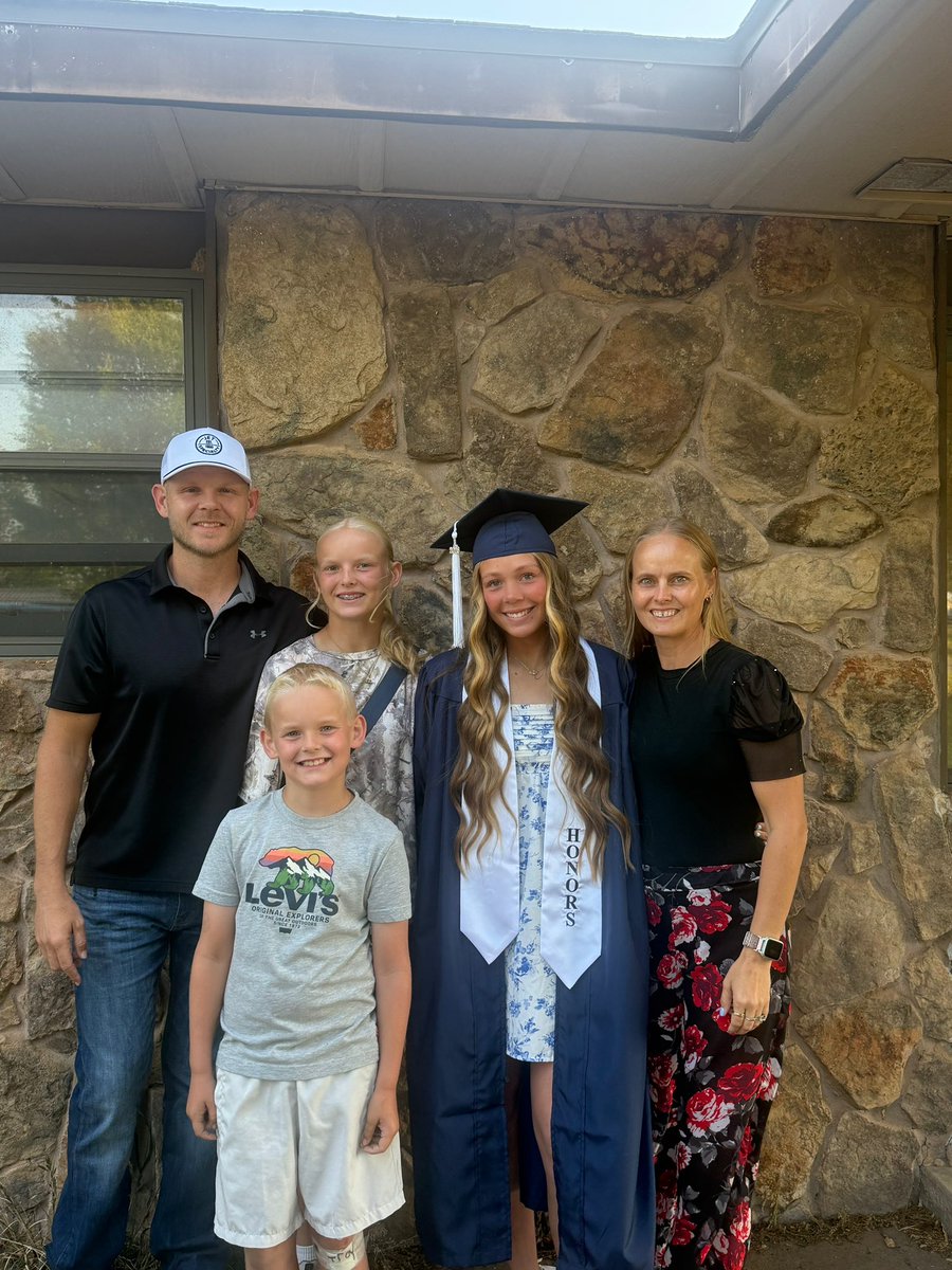 LizyD2026's tweet photo. Officially an Enid High School Alumni 🎓@HCCscottieSB here I come!! https://t.co/WbqIEcu1j0