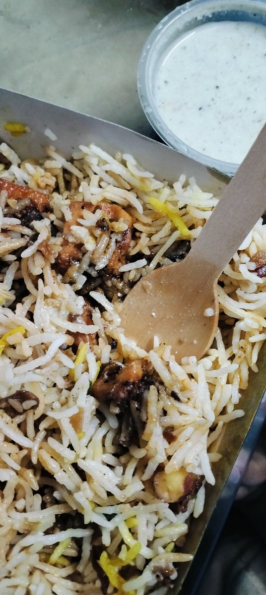 boringbaddiee's tweet photo. Behrouz ki briyani pyaar hai 🤌🏽
My dinner 🤤
#myday #dinner #behrouz https://t.co/5r0KgeeYqO