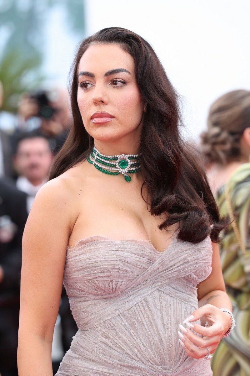 vantixmag's tweet photo. 📸 Georgina Rodriguez arrives for the screening of the film "Fjord" at the 79th edition of the Cannes Film Festival. https://t.co/8jPjsyCsKi