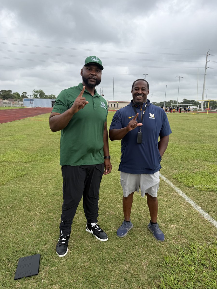 CoachConley66's tweet photo. Shout out to Coach Oliphant and the whole LaMarque Staff! Coach Oliphant has done a tremendous job getting the program back on track!!!

#Greenline 🟢 🐝 ☝️
#ZoTime ⏰
#100-100 https://t.co/yBR0itzPNT