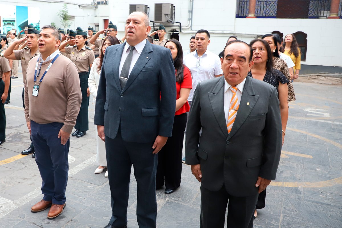 FMPPeru's tweet photo. El Fuero Militar Policial realizó su tradicional ceremonia de izamiento del Pabellón Nacional. En esta ocasión, Luisa Chicana Inga y Carlos Cuba Anzualdo tuvieron a su cargo el izamiento de nuestro bicolor. 🇵🇪✨

#Izamiento #FMP #PabellónNacional https://t.co/MjUGlv7olH
