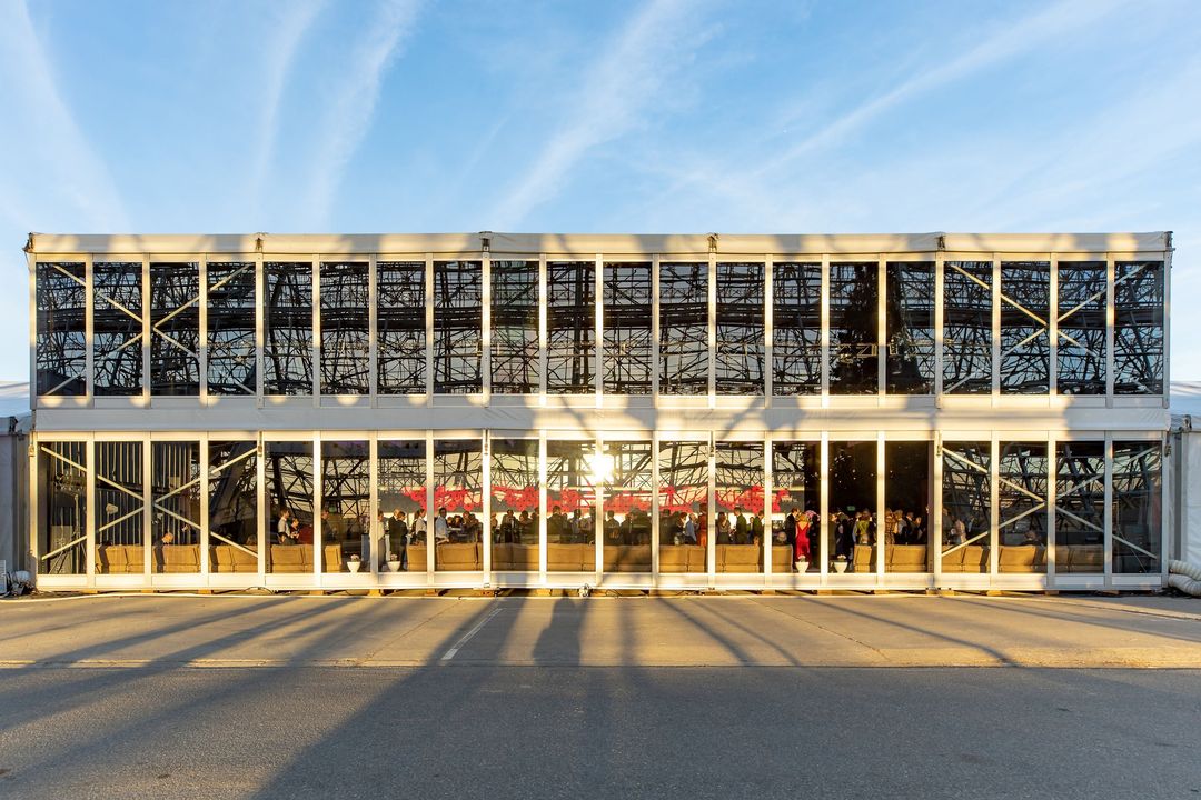 ADAPTIV_ss's tweet photo. ✨🌤️Our clear structures bring the outdoors in  w/o giving up the comforts that make an event unforgettable. From elevated walkways &amp; upper levels to flooring, lighting, &amp; climate control, every detail is customized to fit the vision.
https://t.co/FVb9jUPTJR
#tents #structures https://t.co/f12mfnTpY3