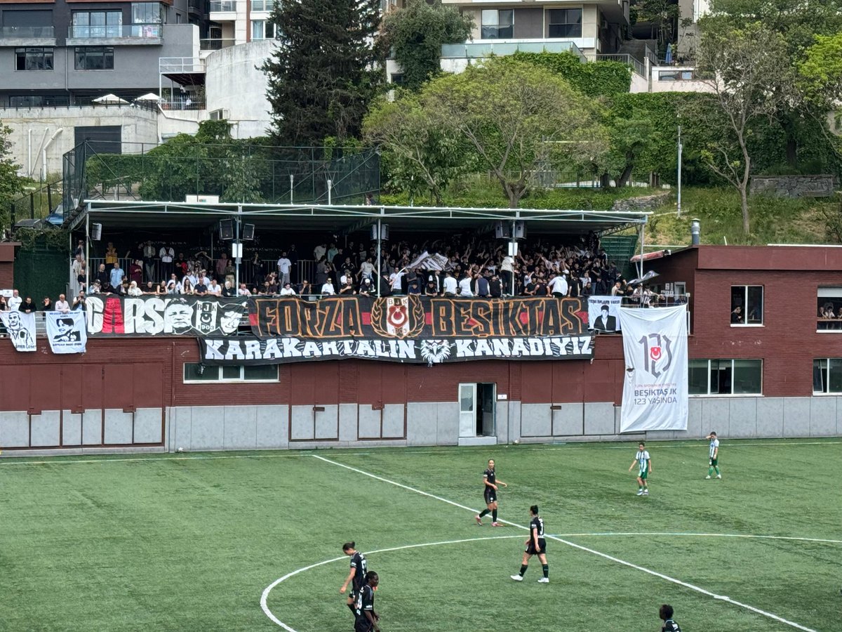 Mamisavsin23's tweet photo. "Gelip geçici şahıslara olan sempatizanlıklarımızı bir kenara bırakıp, gerçek efsanelerimize sempati besleyerek 'tek çatı, tek pankart' mentalitesine sahip olursak bu jenerasyonu kimse durduramaz! Hepimiz gelip geçeceğiz ama Beşiktaş ilelebet var olacaktır!" https://t.co/rMYQoWAg2l