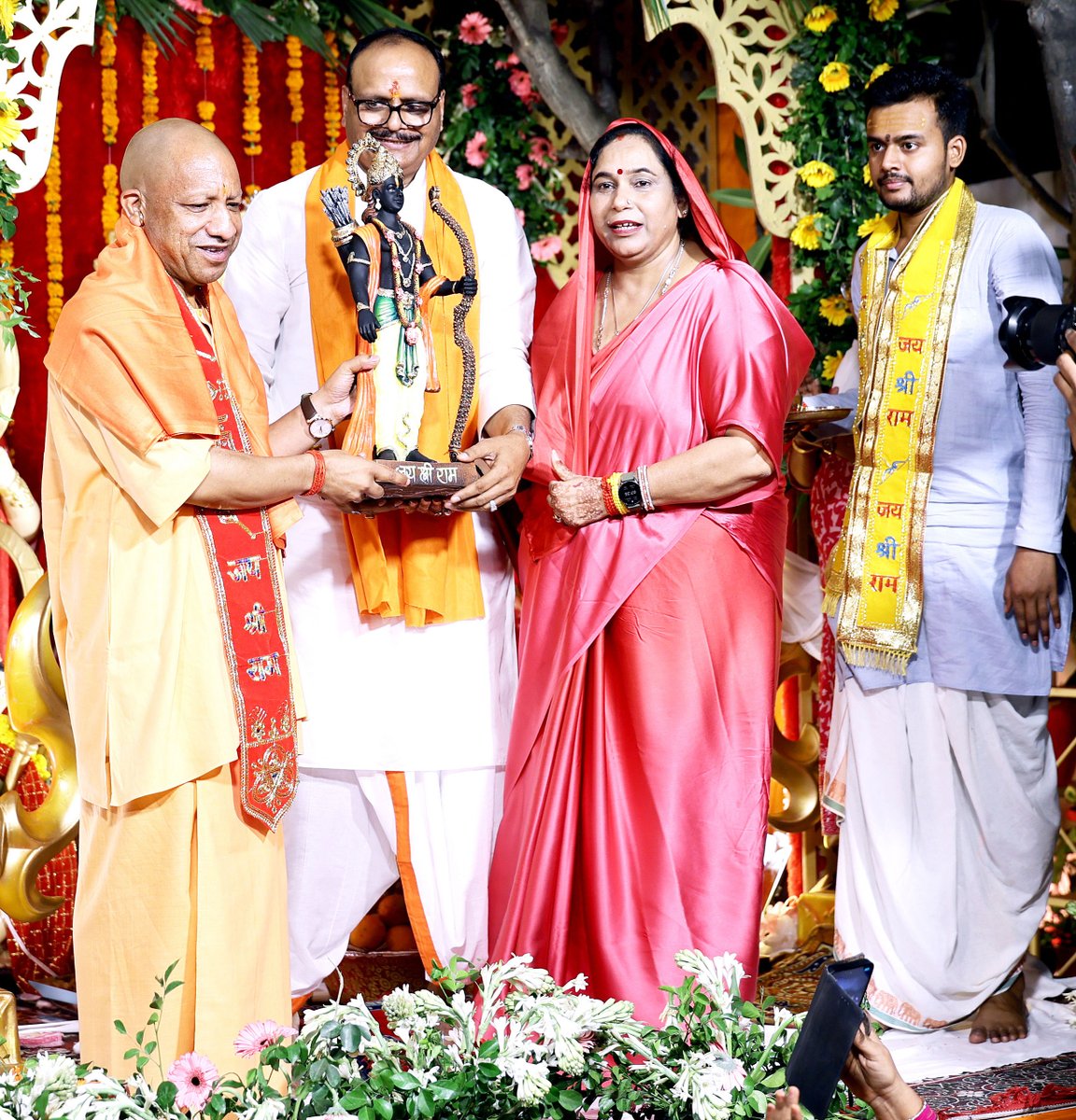 myogioffice's tweet photo. मुख्यमंत्री श्री @myogiadityanath जी महाराज ने आज लखनऊ में ज्येष्ठ माह एवं पुरुषोत्तम मास के पावन अवसर पर आयोजित सुंदरकांड पाठ का प्रख्यात भजन गायक श्री अजय याग्निक जी के मुखारविंद से  श्रवण किया। https://t.co/GWV1vF8Z9g