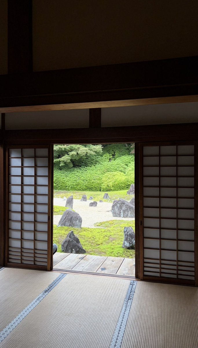 OUAUDAYOFF's tweet photo. อีกสิ่งที่ชอบใน Kyoto มากๆ คือสวนแบบ zen ที่เงียบสงบมาก ให้ความผ่อนคลายได้ดีมากๆ ไปนั่งดูสวนหินรับพลังงาน ที่ Kyoto มีค่อนข้างหลายที่เลย แต่อันนี้จะอยู่ใกล้ Fushimi Inari แบบเดินไป 10 นาทีถึง เป็นอีกที่ๆสงบ และชอบมาก ค่าเข้า 500 เยน https://t.co/QaDaDMAVRv