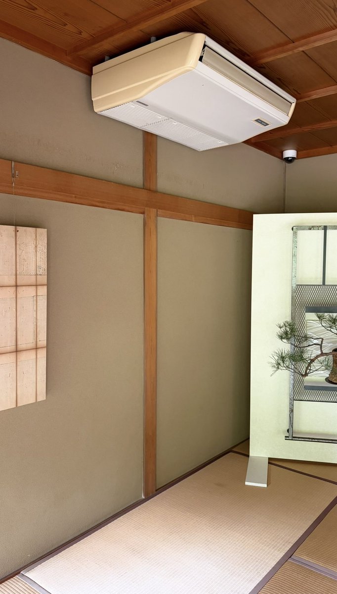 OUAUDAYOFF's tweet photo. อีกสิ่งที่ชอบใน Kyoto มากๆ คือสวนแบบ zen ที่เงียบสงบมาก ให้ความผ่อนคลายได้ดีมากๆ ไปนั่งดูสวนหินรับพลังงาน ที่ Kyoto มีค่อนข้างหลายที่เลย แต่อันนี้จะอยู่ใกล้ Fushimi Inari แบบเดินไป 10 นาทีถึง เป็นอีกที่ๆสงบ และชอบมาก ค่าเข้า 500 เยน https://t.co/QaDaDMAVRv