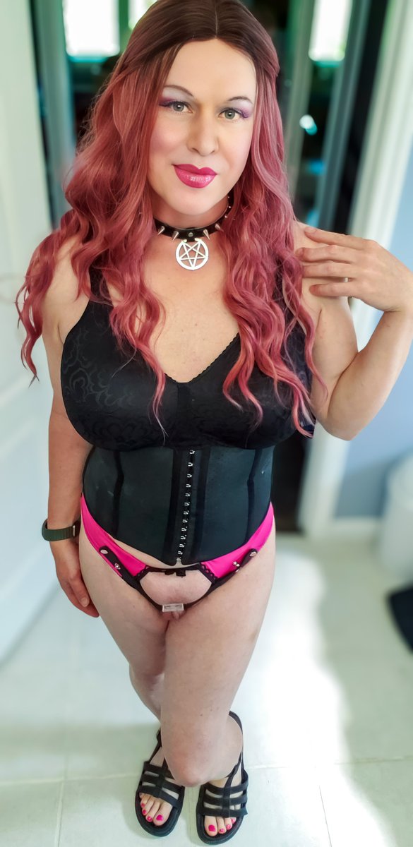 bitchnmona's tweet photo. How are we feelin about the pink hair? https://t.co/Yt2DDDUT1Z