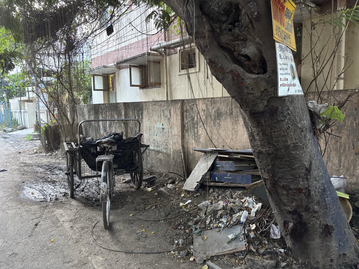 bienensting's tweet photo. @chennaicorp The stall has been cleared, but garbage continues to accumulate in this corner regularly, and unnecessary parking is adding to congestion. Requesting complete cleanup and long-term measures to prevent this from becoming a dumping and urinating spot again. @chennaicorp https://t.co/7aDTmMpvzb