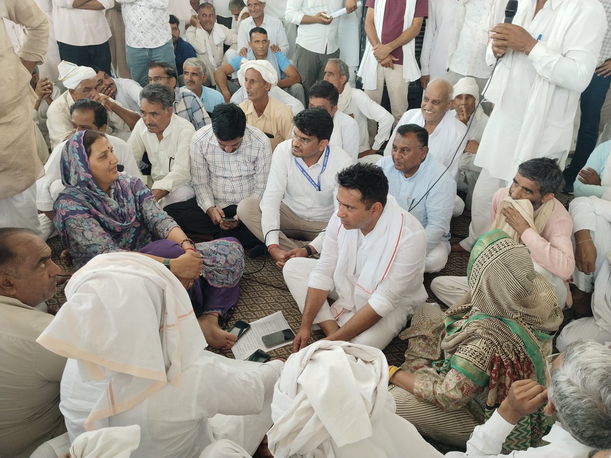RahulKaswanMP's tweet photo. किसान एकता जिंदाबाद ✊🌾

संसदीय क्षेत्र के सिधमुख में MSP खरीद प्रक्रिया में हुए घोटाले को लेकर किसानों द्वारा किए जा रहे धरना-प्रदर्शन में शामिल होकर किसान की आवाज़ बुलंद की।

लू के थपेड़ों के बीच हमारे जागरूक किसान भाईयों की मजबूत मांगों के आगे सरकार व प्रशासन को आखिरकार झुकना ही पड़ा।

खरीद प्रकिया में गड़बड़ी करने वालों के खिलाफ किसानों की तरफ से FIR दर्ज की गई है। गड़बड़ी से जुड़े कुछ कर्मचारियों को सस्पेंड करने और कॉन्ट्रेक्ट फर्म को हटाने की कार्यवाही की हुई है। सहकारी समिति सादुलपुर की जांच करवाकर कार्यवाही करने, किसानों के तुलाई किये गये अतिरिक्त चने व सैम्पल के नाम पर लिये गये चने सम्बन्धित जांच कर किसानों को चना लौटाने की कार्यवाही की बात प्रशासन ने कही है। अत: सरकार इस पर भी यथोचित कार्यवाही कर किसान को उसका हक लौटाए।

चूरू की धरती से उठी किसानों की ये हुंकार न्याय की लड़ाई की शुरूआत है। प्रदेश सरकार अन्नदाता को कमजोर समझने की भूल कतई न करे और MSP खरीद प्रक्रिया के नाम पर हो रहे संगठित भ्रष्टाचार पर लगाम लगाने हेतु उचित कदम उठाए। 

साथ ही —

⦿ प्रदेश में NAFED व NCCF के खरीद केन्द्र जल्द खोले जाएं। 
⦿ किसान की सम्पूर्ण उपज MSP पर खरीद की जाए।
⦿ पीएम धन-धान्य योजना के अंतर्गत चना व मूंग फसल को शामिल किया जाए।

#Kisaan @RajCMO @PMOIndia @DakMla @DrKirodilalBJP