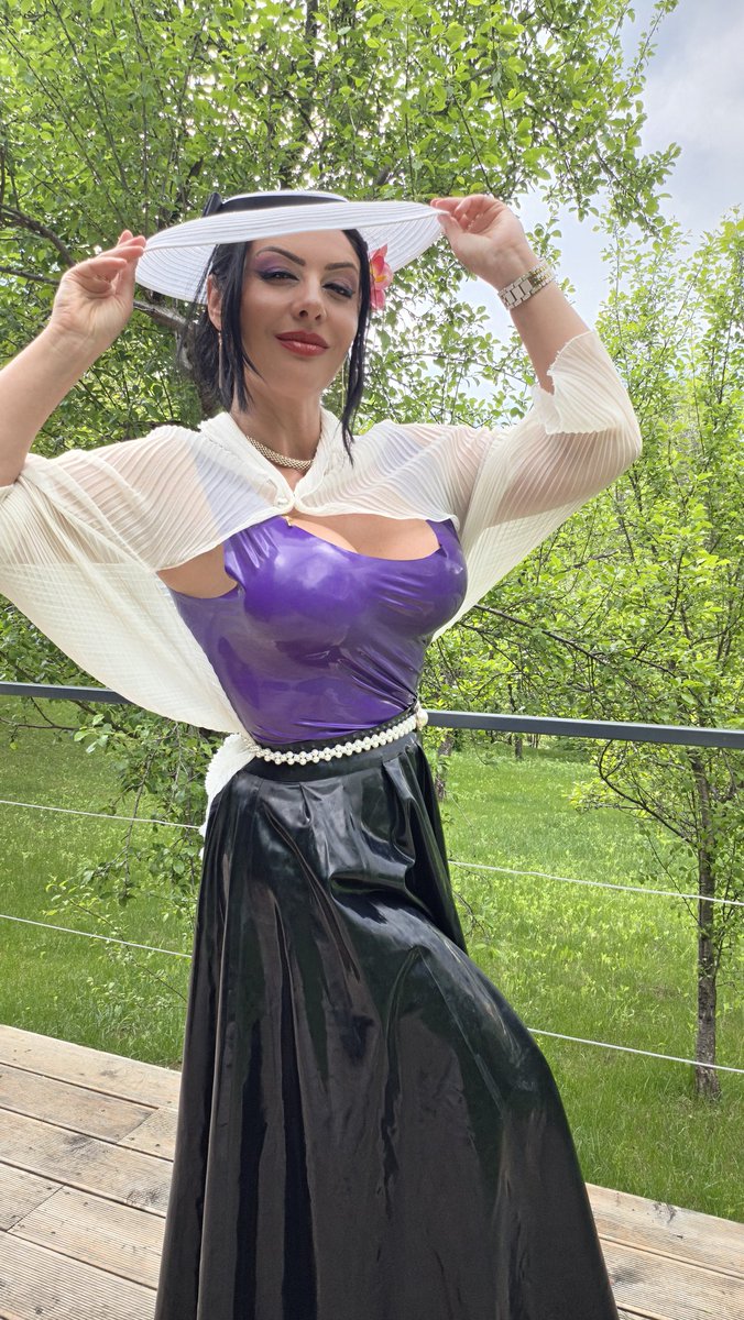 Ezada Sinn (safe to browse at work) tweet media