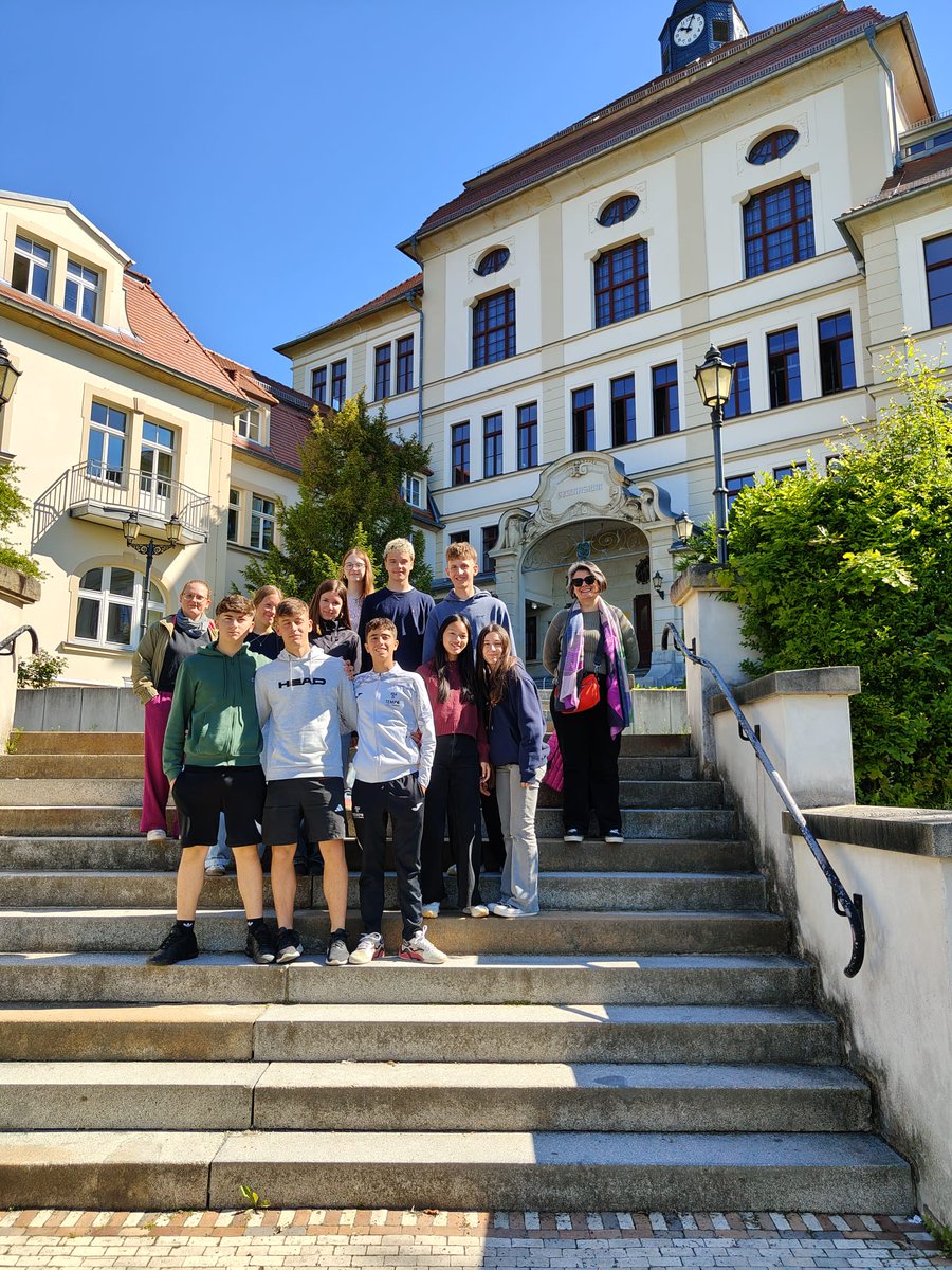 InterSuare57492's tweet photo. Movilidad Grupal #Erasmus+
Alumnado de 4º de ESO
Gymnasium "Am Breiten Tech"  Borna, Alemania
Recibimiento del director y alumnado alemán, visita al Centro y la ciudad
"Enriqueciendo vidas, cambiando mentes" @EUErasmusPlus @sepiegob @educacionEXT @Europal_ES @acreditacionescolar https://t.co/pQe9L9Om8d