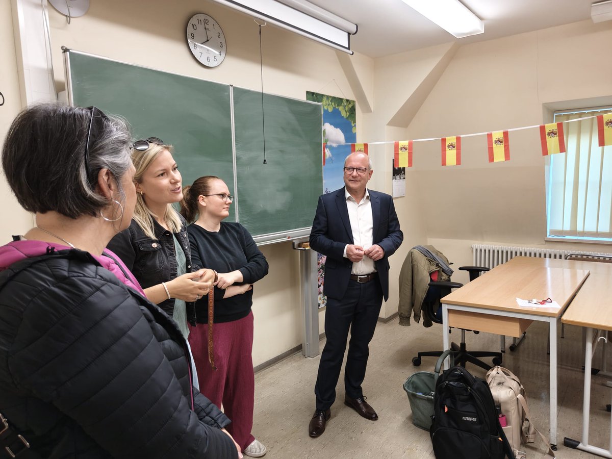 InterSuare57492's tweet photo. Movilidad Grupal #Erasmus+
Alumnado de 4º de ESO
Gymnasium "Am Breiten Tech"  Borna, Alemania
Recibimiento del director y alumnado alemán, visita al Centro y la ciudad
"Enriqueciendo vidas, cambiando mentes" @EUErasmusPlus @sepiegob @educacionEXT @Europal_ES @acreditacionescolar https://t.co/pQe9L9Om8d