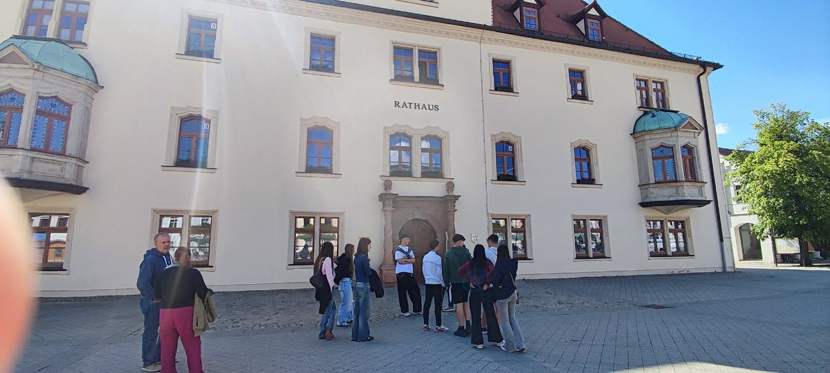 InterSuare57492's tweet photo. Movilidad Grupal #Erasmus+
Alumnado de 4º de ESO
Gymnasium "Am Breiten Tech"  Borna, Alemania
Recibimiento del director y alumnado alemán, visita al Centro y la ciudad
"Enriqueciendo vidas, cambiando mentes" @EUErasmusPlus @sepiegob @educacionEXT @Europal_ES @acreditacionescolar https://t.co/pQe9L9Om8d