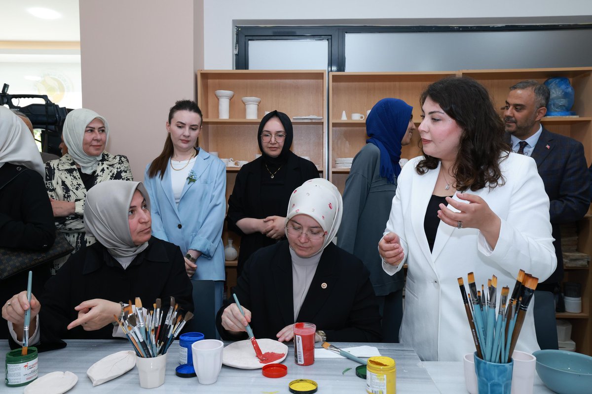 drtubakoksal's tweet photo. 📍Kadın Emeği Seramik #Atölyesi/Onikişubat
Sanatın emekle buluştuğu ve üretmenin heyecanının yaşandığı seramik atölyesinin açılışını gerçekleştirdik.
El sanatlarımızı yaşatacak ve kadınların üretmesine destek olacak bu güzel girişim için #Onikişubat Belediyemize teşekkür ederiz. https://t.co/kxBZvnGgGK