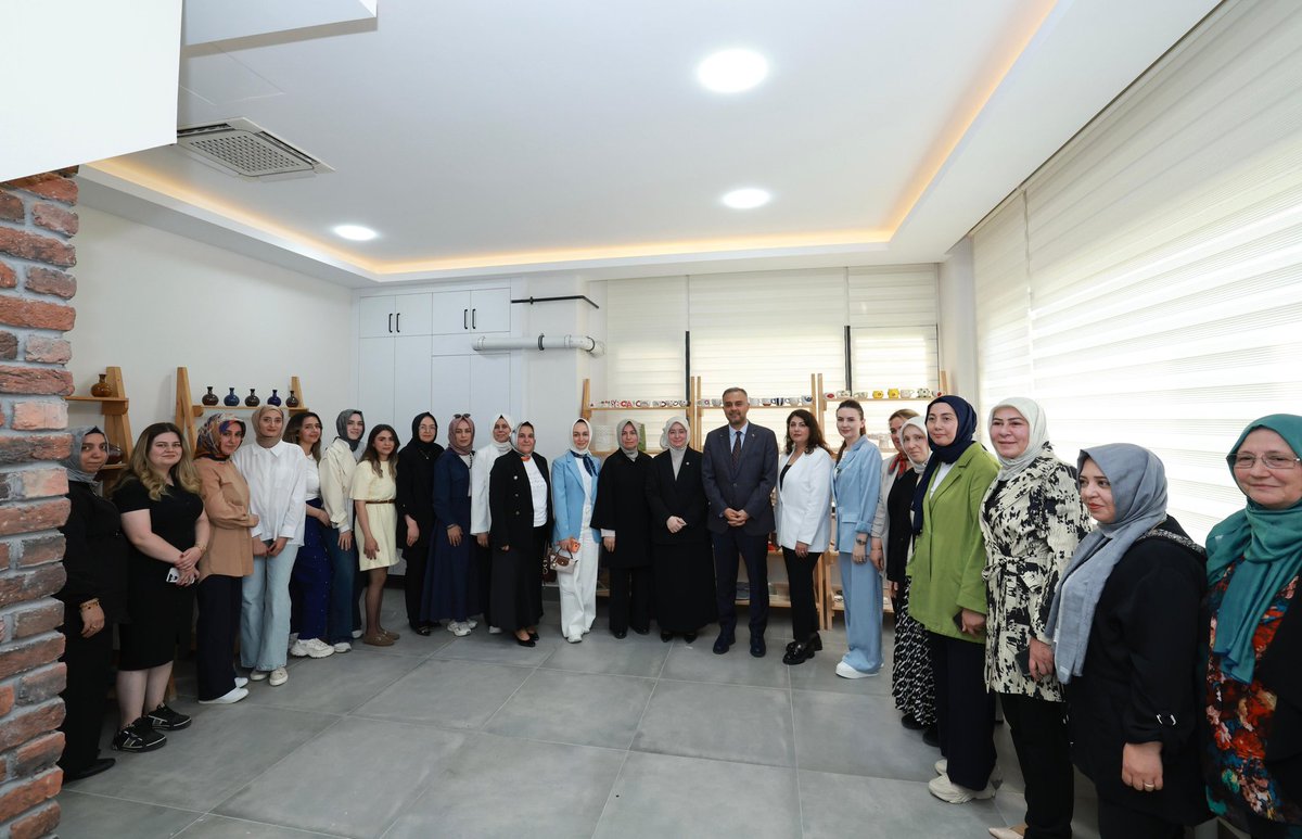 drtubakoksal's tweet photo. 📍Kadın Emeği Seramik #Atölyesi/Onikişubat
Sanatın emekle buluştuğu ve üretmenin heyecanının yaşandığı seramik atölyesinin açılışını gerçekleştirdik.
El sanatlarımızı yaşatacak ve kadınların üretmesine destek olacak bu güzel girişim için #Onikişubat Belediyemize teşekkür ederiz. https://t.co/kxBZvnGgGK
