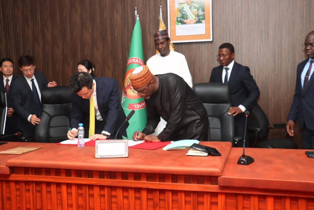 aboubacarybarma's tweet photo. #Niger #Chine
#Pétrole: après plusieurs mois de tensions et de négociations, #Niamey et #Pekin s'accordent sur de nouvelles modalités avec la signature, ce lundi 18 mai, de plusieurs nouveaux #accords_pétroliers entre le #Niger et les chinoises #CNPCNP, #WAPCO et #SORAZ. https://t.co/zf2Q2UXGzT