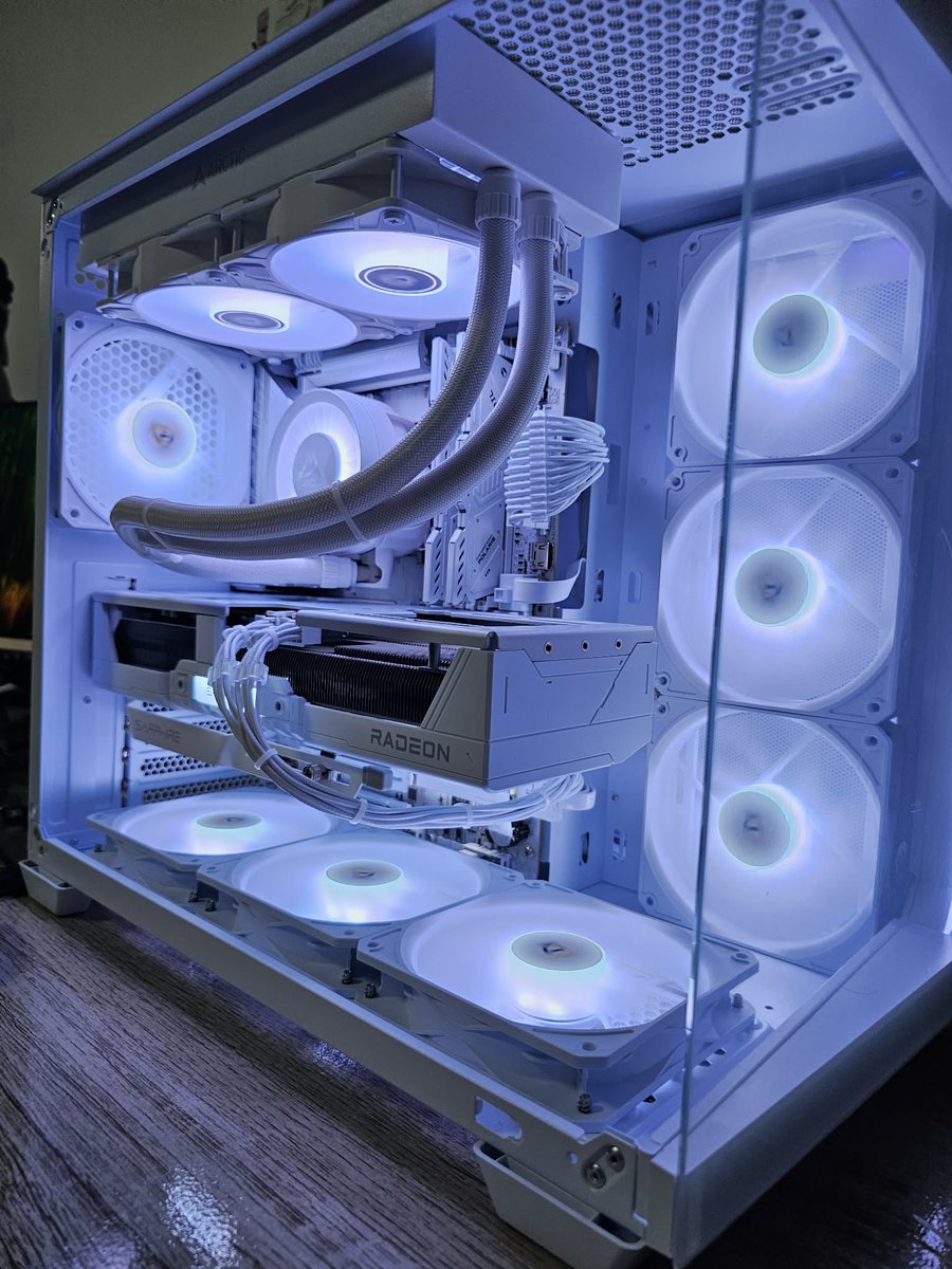 rinrexger's tweet photo. คอมเครื่องที่สอง อัพจาก i7 ultra 265K เป็น R7 9800x3D จั้บ 😚😋 ถือโอกาสเปลี่ยนบอร์ดแล้ว เปลี่ยนเคสเลยแล้วกันน All White เครื่องแรก น้ำตาจะไหล 🥹🥰💝 https://t.co/HJtL63jZ0e