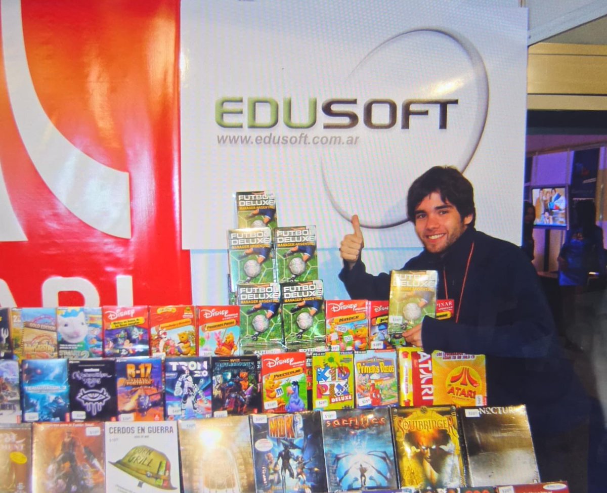 santisiri's tweet photo. ustedes no habían nacido pero hubo una época en que el software se vendía con cajita https://t.co/vLwSEm8Ppq