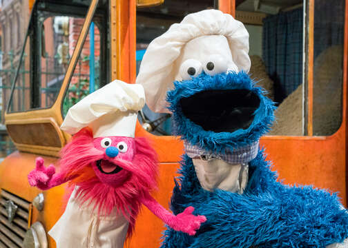 sesamejapan's tweet photo. 今日はゴンガーの誕生日！クッキーモンスターのサプライズは成功するかな？！

みんなも絵文字でサプライズのお祝いしてあげてね💖🍪🎉

#HappyBirthdayGonger https://t.co/Vx2eM348GF