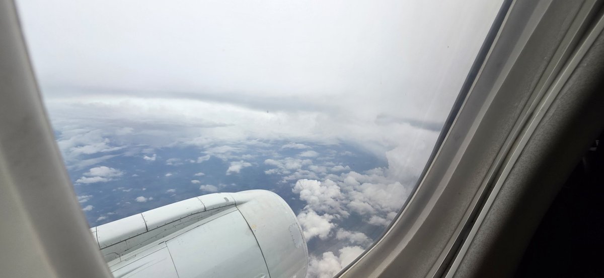 bkeplix's tweet photo. Threading the needle on our flight this morning to ord. 2 going on and 1 on the other side.  Barely any turbulence but added some extra time to the flight having to go around. https://t.co/n2EsmRYNQU