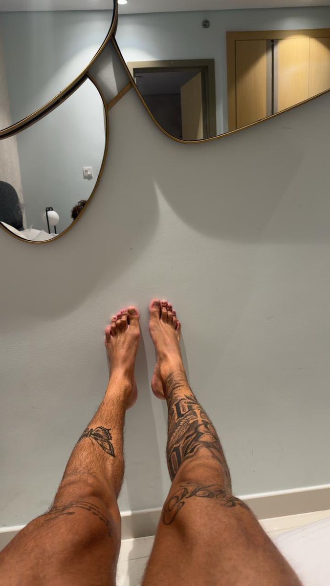 Clemenhl's tweet photo. Gros pieds pour te réchauffer https://t.co/vrD4fFCSax