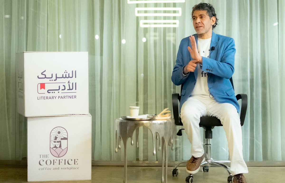 Thecofficee's tweet photo. النص العربي الجديد لا يسير في قالب ثابت؛ إنه يمزج الحكاية بالشعر، والتأمل بالمشهد البصري ✨

جانب من فعالية :
تداخل الأنواع الفنية في الكتابة العربية الجديدة 📚

مع المتألق @tareqimam1 💛

شكراً لحضوركم الأنيق ✨
#كوفيس #الشريك_الأدبي #القصيم #الرس https://t.co/SsRiGCcJXj