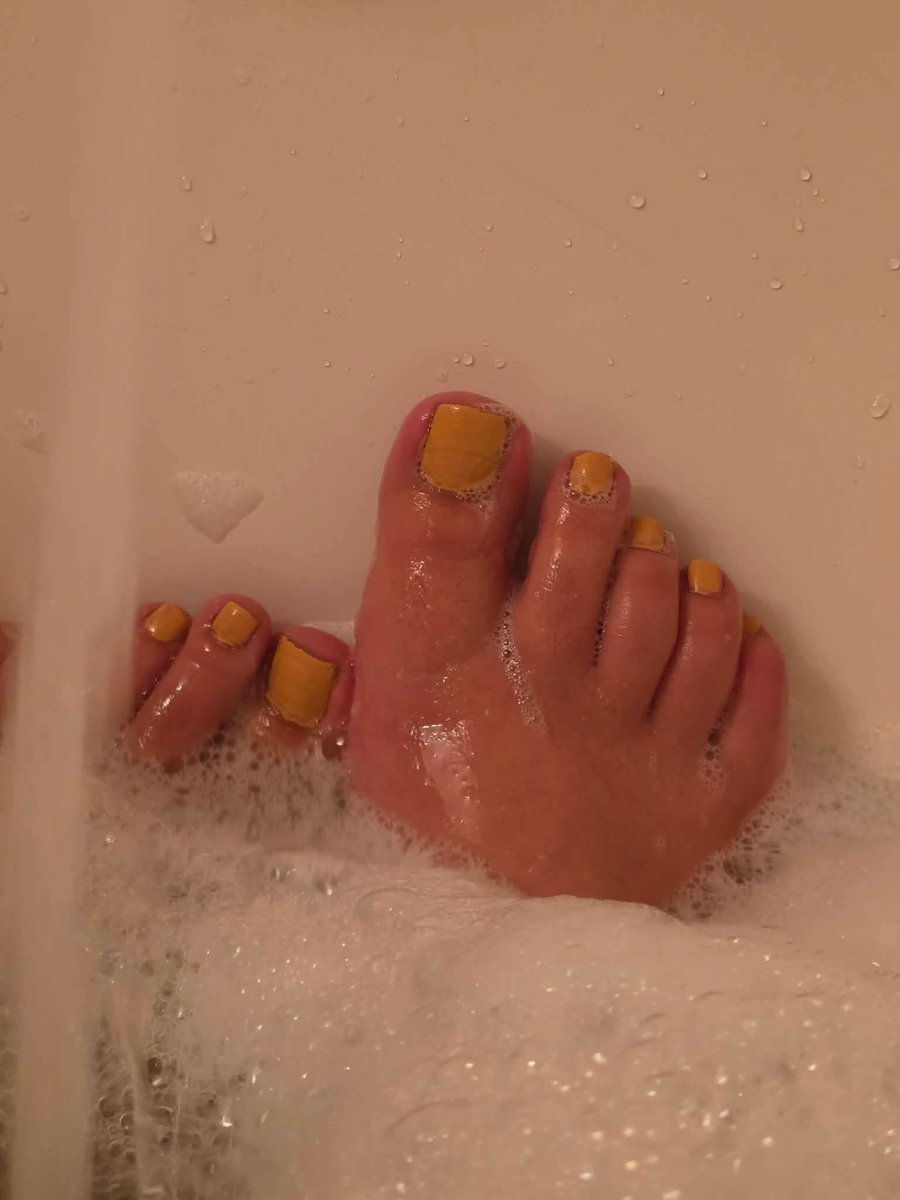 badkittyX2001's tweet photo. Taking a bath 

#feetfetısh  #feetworshi̇p #feetِ https://t.co/09TD3wso1D
