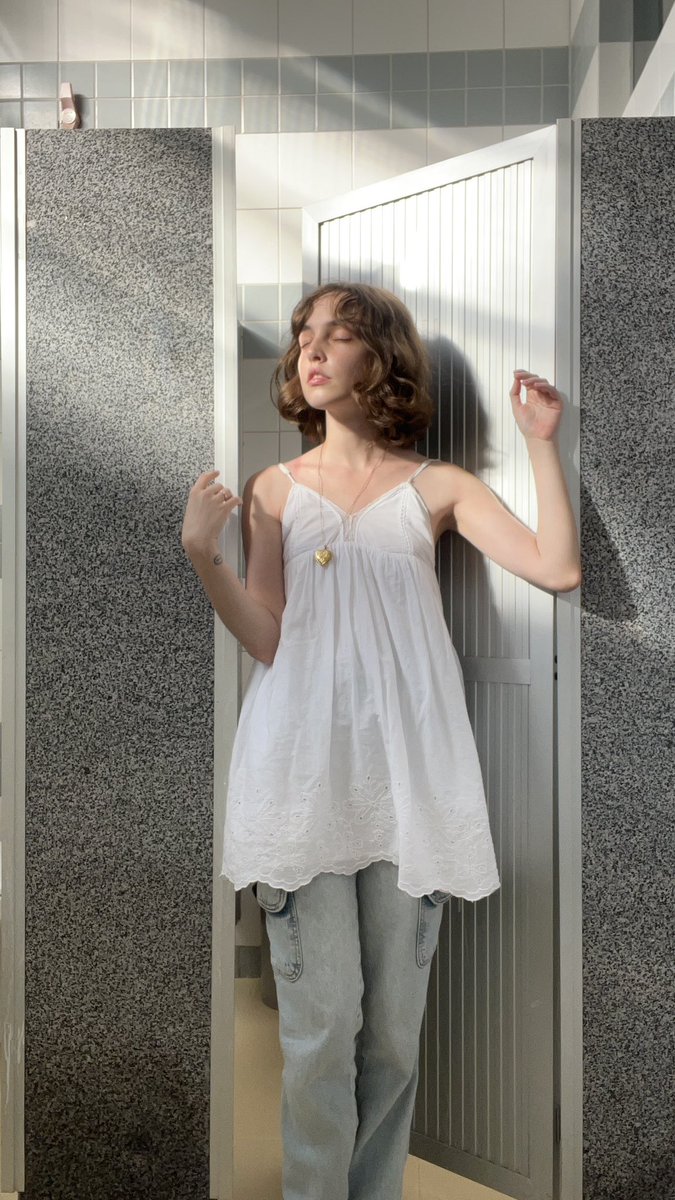 _anaeulalia's tweet photo. estarei nas trincheiras usando vestido sobre calça jeans https://t.co/wOYssohFjF