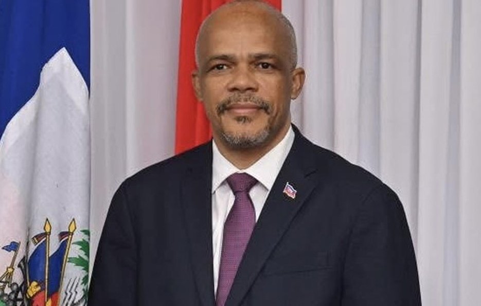 PresseInfos1's tweet photo. Le ministre de l’Éducation, Vijonet Déméro, a rendu visite au professeur Brousseau Bernard, blessé par balles lors des violences armées dans la Plaine du Cul-de-Sac. Le MENFP a exprimé son soutien à sa famille et salué ses près de 40 ans de carrière dans l’enseignement. 🇭🇹 https://t.co/hehIrhglen