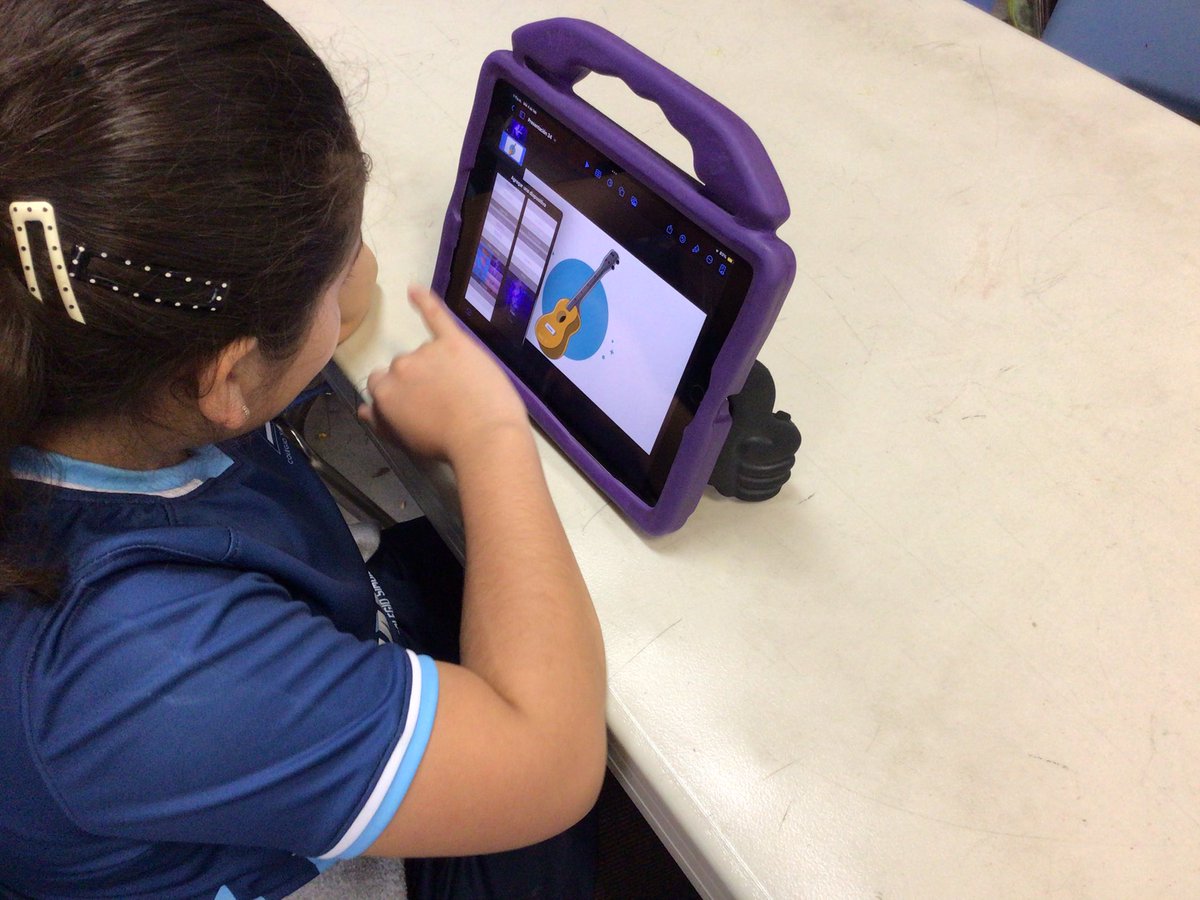 MisaelGarciaCSB's tweet photo. Para poder tocar un instrumento hay que conocerlo bien. Los alumnos pudieron conocer las parte que conforman la guitarra así como sus diferentes tipos, condensando y vaciando toda esa información en Keynote.
@JJHoyos_CSB @cartescsb @oz_csb #AppleTeacher https://t.co/XXiD4pzesm