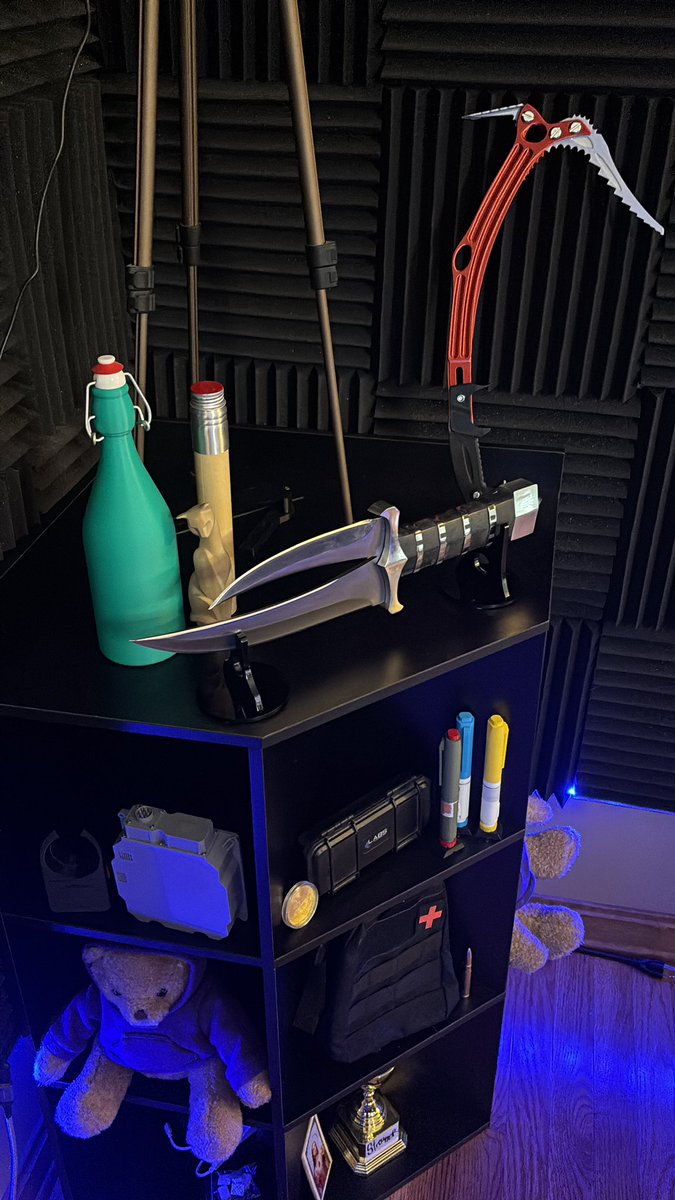 genooo's tweet photo. My gift shelf is coming along NICELY because of the generous community we got 🤝

Thank you guys for everything! Still got a lot more to add but for now we’re setup 😏 https://t.co/z3AcBZ3hPA