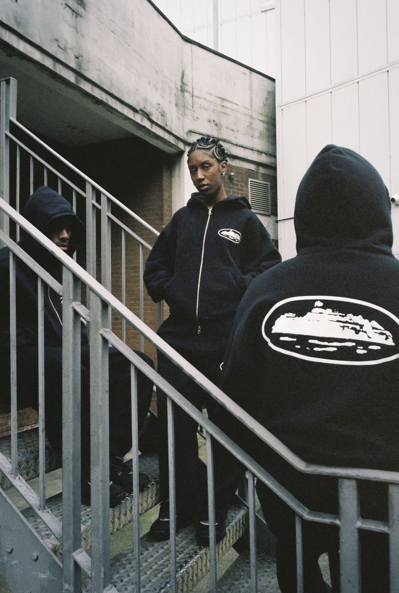 HOUSEOFRICK's tweet photo. 👤 “CORTIEZ”

Founded in 2019 by Clint Ogbenna
Aka @CLINT419 based out of the U.K.
Cortiez has found it self at the spotlight of current streetwear. 

Branded around the Alcatraz logo and the slogan “Cortiez rules the world” (CRTZ) sometimes even being abbreviated. 

Known for the brands gorilla marketing tactics such as scavenger hunts, private instagrams and password protected websites 

Cortiez continue to show unique ways to interact with its audience and consumer, showing that even today nothing is better then real life reach.