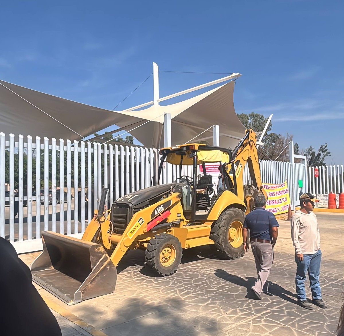 AciNoticias's tweet photo. 🚨 Cerrados en su totalidad los accesos a Ciudad Judicial, en Reyes Mantecón, perteneciente a San Bartolo Coyotepec, Oaxaca.

📍El bloqueo es realizado por pobladores de la misma demarcación, generando afectaciones en la circulación y actividades en la zona.

⚠️ Tome precauciones https://t.co/2dosg3HoHh