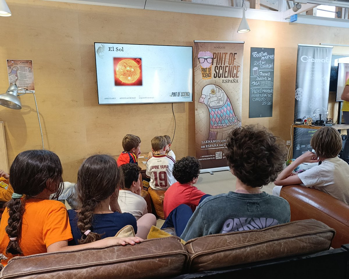 Messcobar_'s tweet photo. Cuidado que a la que te despistes vas a dar una charla adaptada para niños y te la acaban por dar ellos.

Chulísima charla sobre fusión "Nu-ce-lar" en @arkoseclimbing a cargo de José Martínez Fernández de @DivulgaCIEMAT

#PINT26 #PINT26ES #PintKids https://t.co/qpkAKl4Ih2