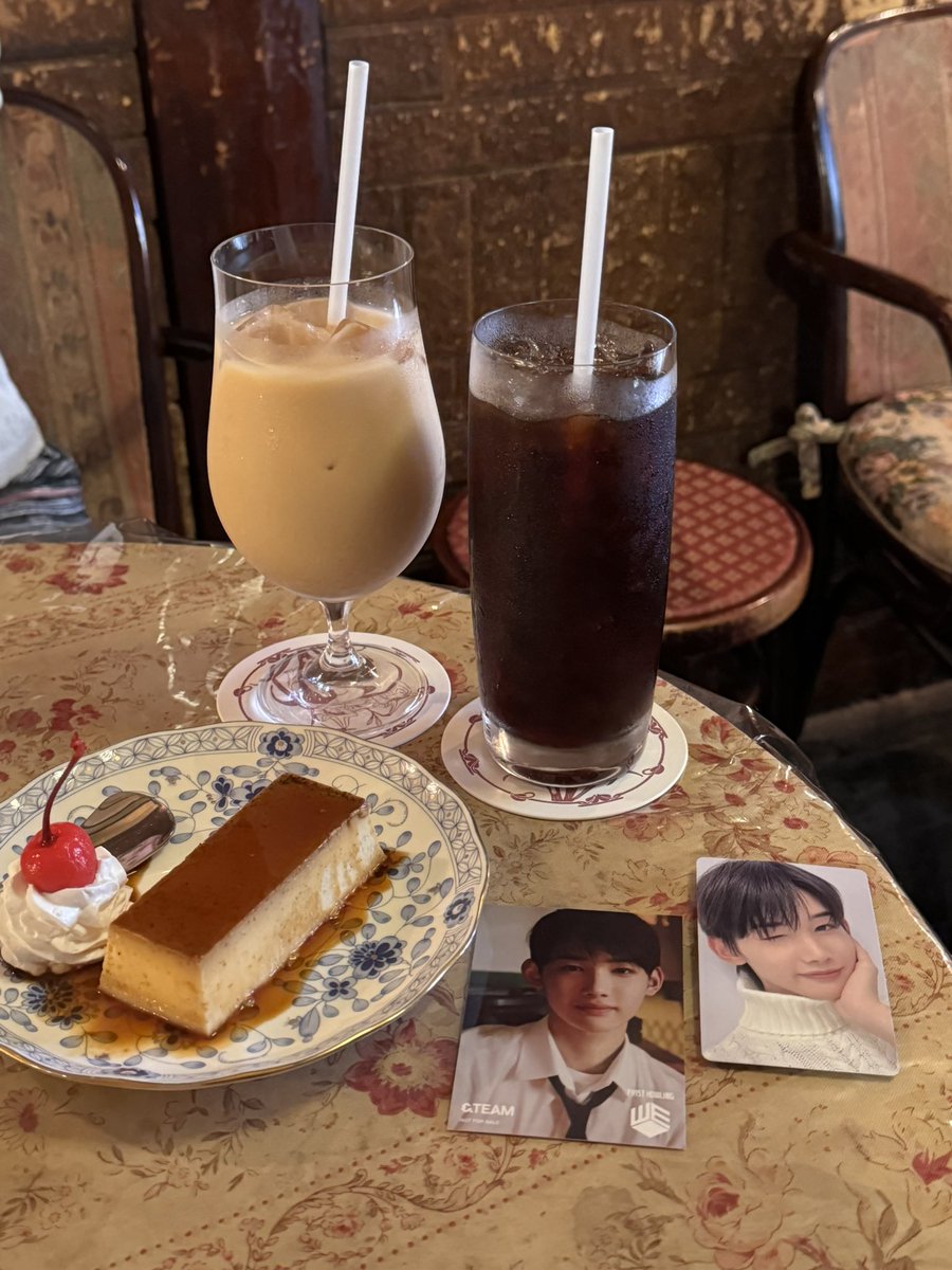 gamaneee's tweet photo. 이렇게 이쁘니카페면 디저트맛은 개색히일줄알앗는데 푸딩 한입 먹자마자 너무맛잇어서 카메라켜서 사진찍늠.. 바닐라빈보이시은분.. 갸또쇼콜라도 진짜전맛이고 하.. ㅅㄹㅎ.. https://t.co/cj0SzGfATf
