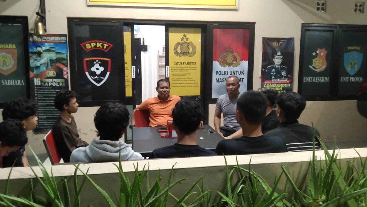PBaki4's tweet photo. Ramah Tamah dan Makan malam bersama Kapolsek Baki AKP. SRI WIDODO, S.A.P., M.A.P. dengan Remaja GenZ Kec.Baki Juara III dalam Lomba E-Sport Tingkat Polres Sukoharjo.
.
#PolresSukoharjo
#polisisukoharjo
#infopolisisukoharjo
#polsekbaki https://t.co/kme9ozq9Sd