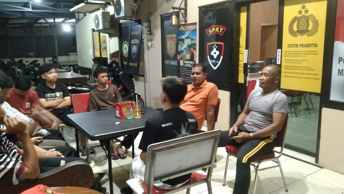 PBaki4's tweet photo. Ramah Tamah dan Makan malam bersama Kapolsek Baki AKP. SRI WIDODO, S.A.P., M.A.P. dengan Remaja GenZ Kec.Baki Juara III dalam Lomba E-Sport Tingkat Polres Sukoharjo.
.
#PolresSukoharjo
#polisisukoharjo
#infopolisisukoharjo
#polsekbaki https://t.co/kme9ozq9Sd