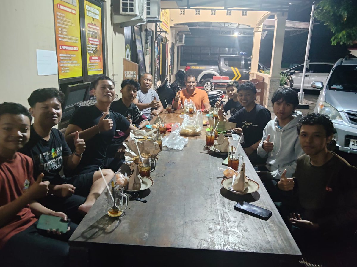 PBaki4's tweet photo. Ramah Tamah dan Makan malam bersama Kapolsek Baki AKP. SRI WIDODO, S.A.P., M.A.P. dengan Remaja GenZ Kec.Baki Juara III dalam Lomba E-Sport Tingkat Polres Sukoharjo.
.
#PolresSukoharjo
#polisisukoharjo
#infopolisisukoharjo
#polsekbaki https://t.co/kme9ozq9Sd