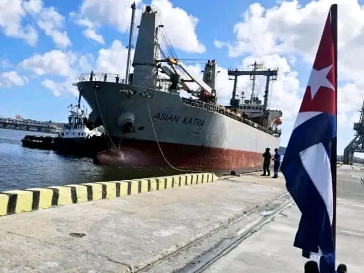 Dra_SandraR's tweet photo. Ya se encuentra en puerto cubano el buque Asian Katra, proveniente de Mexico, con un cargamento de ayuda solidaria enviado por la nación azteca y el pueblo de Uruguay. 
#CubaNoEstáSola https://t.co/zfVRZIVvDf