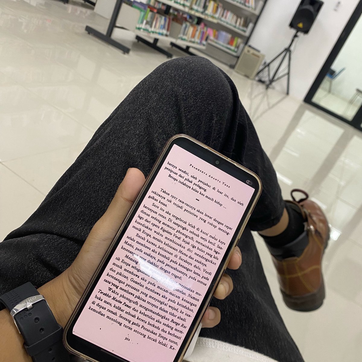 mirandasatch's tweet photo. e-book ft physical book https://t.co/EOepkKgKPI