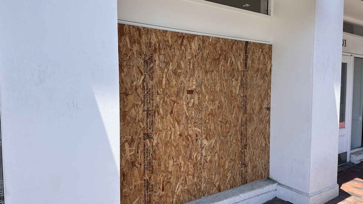 TheDMVLive's tweet photo. NOON UPDATE: the window that was busted out has been covered with plywood.

This is Georgetown Cupcake’s original location, which attracts a lot of tourists year-round. https://t.co/hy593NzuKR