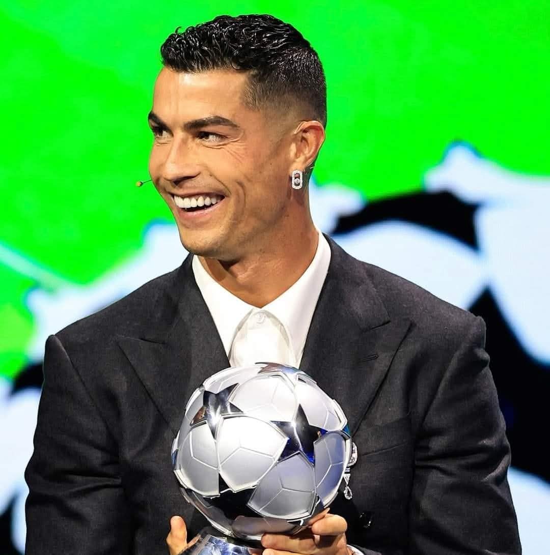 alnbbat1's tweet photo. كرستيانو رونالدو أفضل لاعب في العالم ، تاريخه يدرس بالكره بالعالم ، اضحك كثيراً عندما اسمع بعض الإعلاميين يتحدثون عن كرستيان وهم لا يفقهون شيء في كرة القدم ولم يلعبو كرة القدم ، اتمنى من الاتحاد السعودي ان يستفيدو من تجربته في مسيرته الرياضية وان تدرس في جميع الانديه السعودية https://t.co/b4J6rlgods